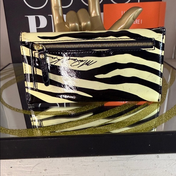 Michael Kors Black and Off White  Wallet - Picture 6 of 12